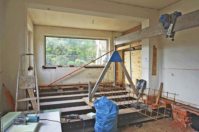 Für die Translozierung wurden Stahlträger unter das Haus geschoben Foto: FLMK