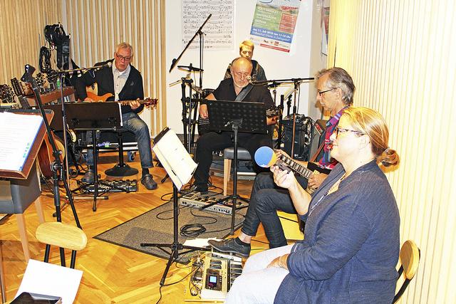Hoher Besuch im Tonstudio: Für die Radiosendung "Wi snackt platt" sprach NDR-Reporterin Kirsten Ranf 2019 mit Dieter Hamann (v. li.) und seinen "Wattenläufer"-Mitstreitern Hans-Ulrich Schröder, Klaus Winzer und (hi.) Florian Jenzen