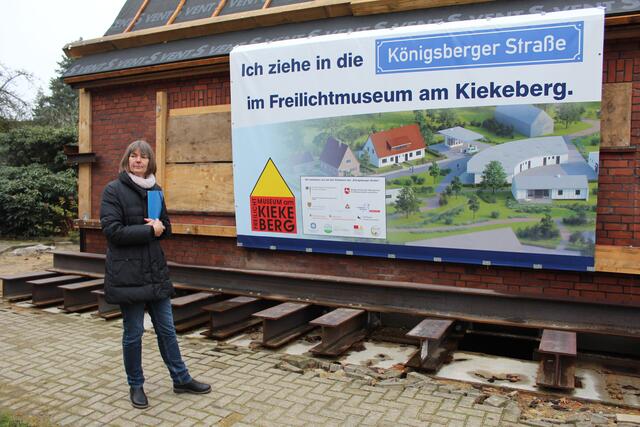 Architektin Theda Pahl erklärt, wie das Flüchtlingssiedlungshaus zum Kiekeberg gebracht wird