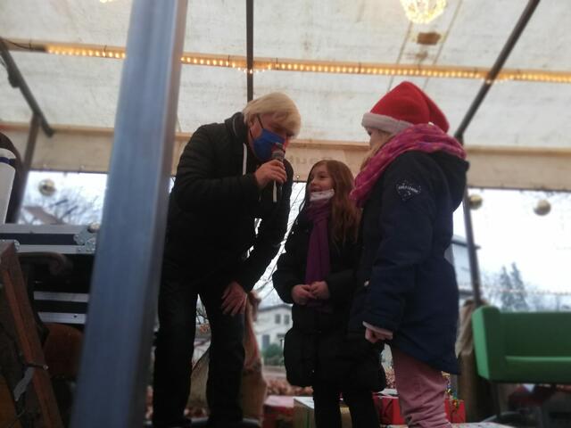 Weihnachtsgesichte: Emilia und Alea mit Moderator Dirl Ludewig  | Foto: Kowald