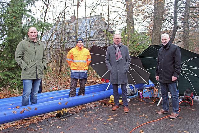 Technischer Leiter des TWV Jens Westphal, Rohrnetzmeister des TWV Dirk Wibusch, TWV-Geschäftsführer Fred Carl und Harsefelds Bürgermeister Harald Koetzing waren beim Vor-Ort-Termin in Harsefeld dabei