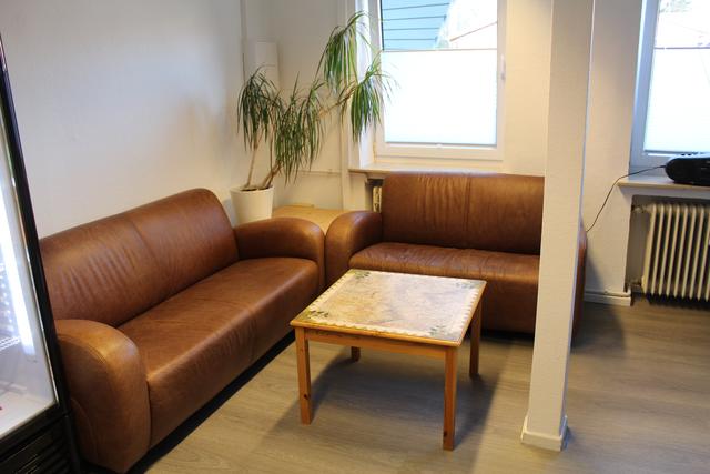 Neben einer Küche, Waschräumen mit Dusche und Waschmaschine und Computerarbeitsplätzen gibt es bei AIM in der Karlstraße 4a auch eine Sitzecke zum Chillen