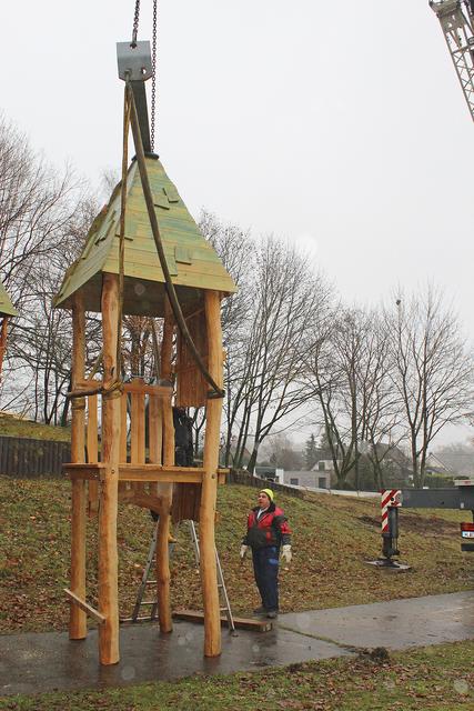 Der Spielturm für die "JesteBurg" hängt am Haken