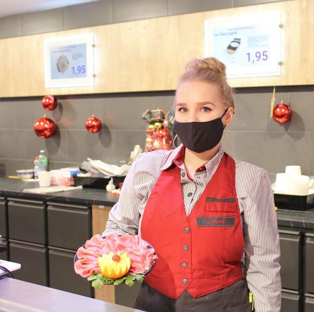 Janina Funck präsentiert köstlichen handgemachten Schinken von Basedahl | Foto: sb