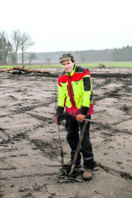 Förster Mathias Kiefer pflanzt die Bäumchen für den wilden Wald in Dohren