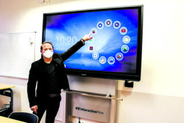 BBS-Lehrer André Siebold steht an einem der Activepanels, die fest im Schulalltag integriert sind
