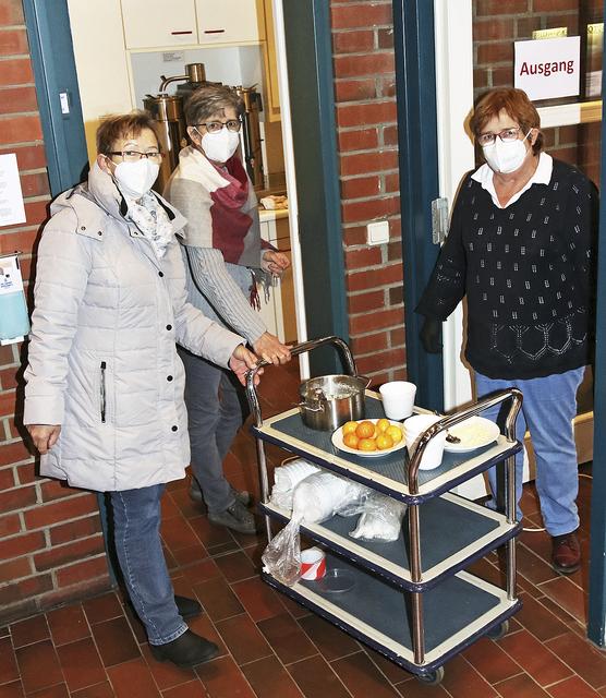 Michaela Hoffmann (v.re.), Ursula Nürnberg und Gabriele Brenneke räumen wieder ab, nachdem die Essen verteilt worden sind