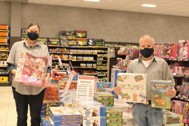 Frauke Palm und Jörg Stubbe in der großen Spielwarenabteilung des Warenhauses | Foto: sb