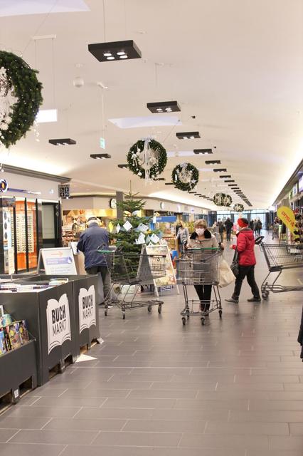 Festlich geschmückt ist die Mall des Marktkauf Centers in Stade | Foto: sb