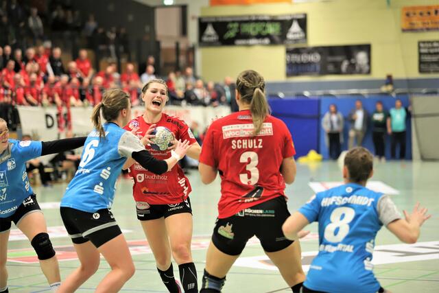 Zum Saisonbeginn war Marleen Kadenbach (am Ball) noch fit und traf wie am Fließband. Danach musste sie mit einer Oberschenkelverletzung lange pausieren