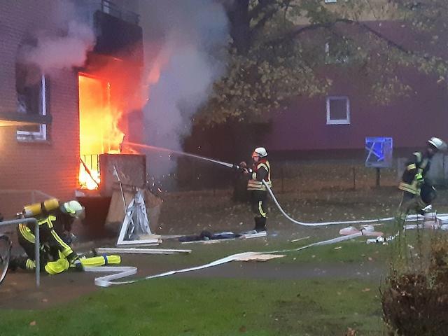Nach der Explosion brannte die Wohnung lichterloh. Meterhohe Flammen schlugen aus dem Fensterrahmen Fotos: os