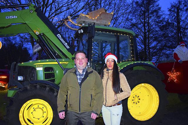 Die Geschwister Dustin und Celine Seckerdieck aus Moor hatten die Idee zu dem Weihnachtskorso durch Seevetal | Foto: ts