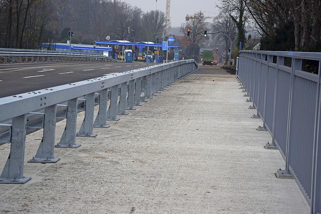 Die Jesteburger Straße (L213) in Hittfeld ist in Höhe des
Autobahnbrückenneubaus wieder frei