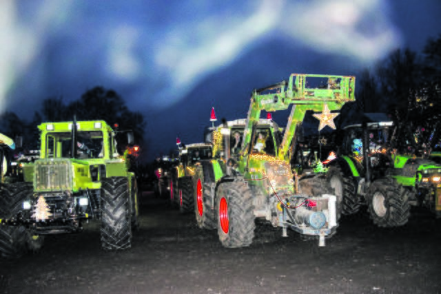 35 Traktoren haben sich zum Start eines Weihnachtskorsos durch Seevetal auf dem 
Schützenplatz in Moor versammelt. Später schlossen sich noch weitere 15 Schlepper an | Foto: ts