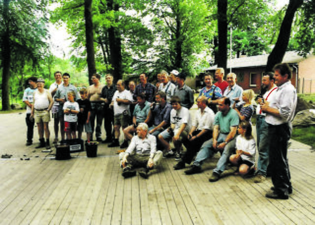 Gemeinschaftsgeist war Trumpf: Dieses Foto entstand während einer Pause beim Zeltplatz-Aufbau in den 80er Jahren