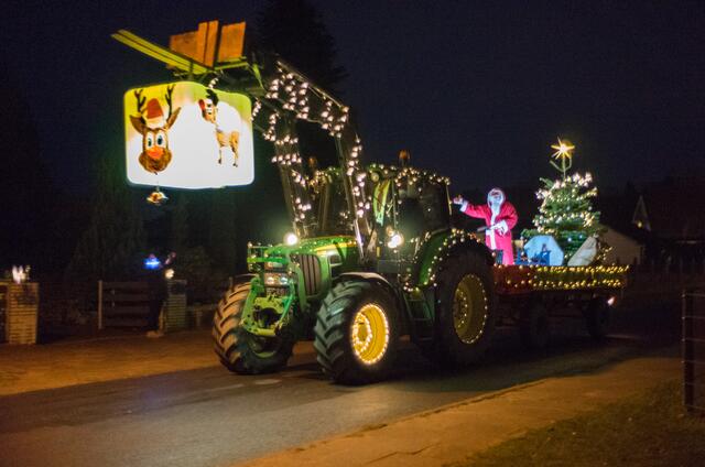 Fantasievoll geschmückter Trecker auf weihnachtlicher Lichterfahrt in Asendorf | Foto: Gemeinde Asendorf