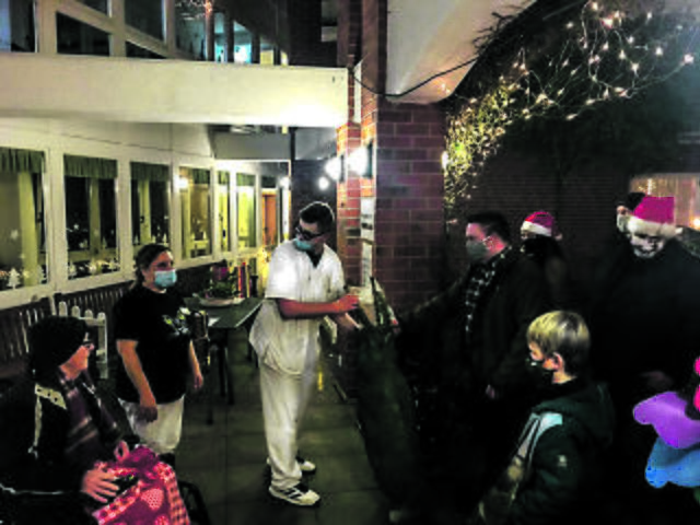 Eine Treckerfahrer-Delegation besucht das Cura Senioren-centrum in Maschen und schenkt eine Tanne | Foto: Martin Jürgs