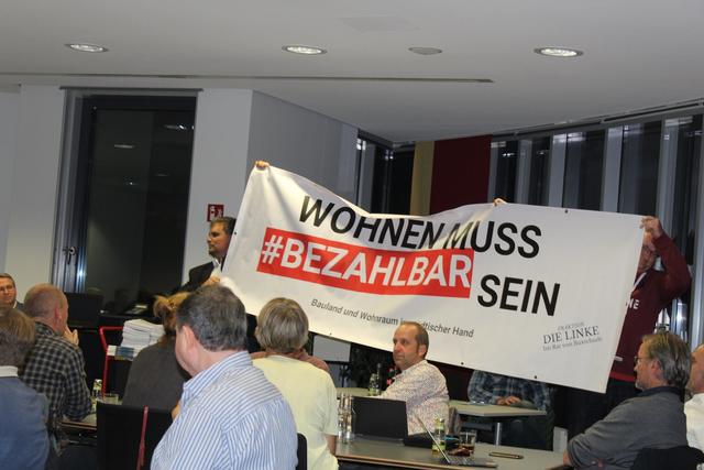 Das war die Haushalts-Debatte im Rat im vergangenen Jahr: Benjamin Koch-Böhnke (li.) und
Klemens Kowalski protestierten damals mit einem Plakat gegen die ihrer Ansicht nach falsche
Wohnungsbaupolitik