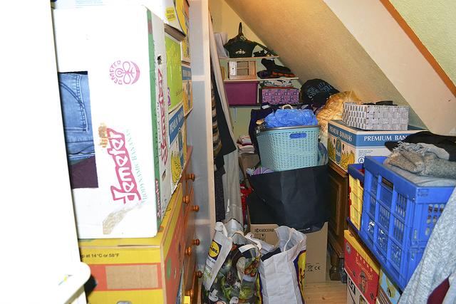 Kartons, Kisten und Taschen stapeln sich 
buchstäblich bis unters Dach | Foto: bim