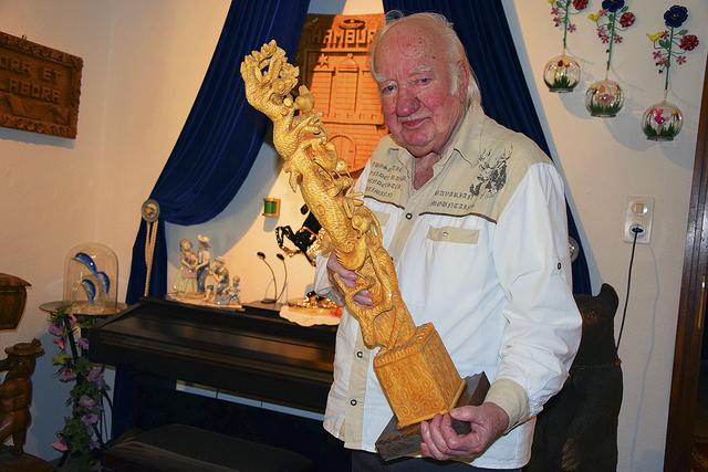 Johannes Melitzki mit seiner Skulptur "Ast mit Schlange und Zaunkönigen" | Foto: ts