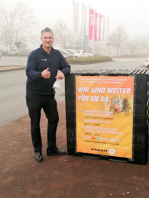 expert-Blödorn-Geschäftsführer Gerrit Heinrich zeigt
stellvertretend für viele Winsener Kaufleute: "Wir sind weiterhin für unsere Kunden da." Foto: thl