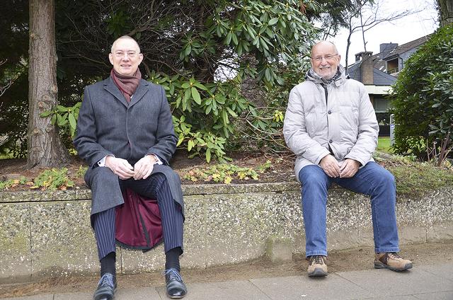 Auf der Mauer, wo das Unglück geschah: Holger Krüger (li.) und Ersthelfer Rudi Kefferpütz