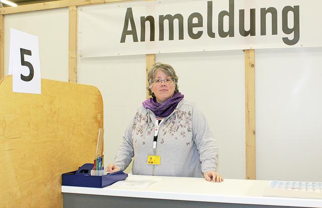 Nicole Streitz erklärt die Abläufe im Impfzentrum | Foto: jab