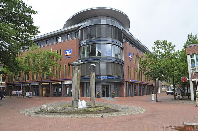Die "Kanzlei am Marktplatz" mit Sitz im Neubau des VOLKSBANK-Hauses" war seit 1985 der Arbeitsplatz von Rechtsanwalt und Notar Hans-Werner Abraham