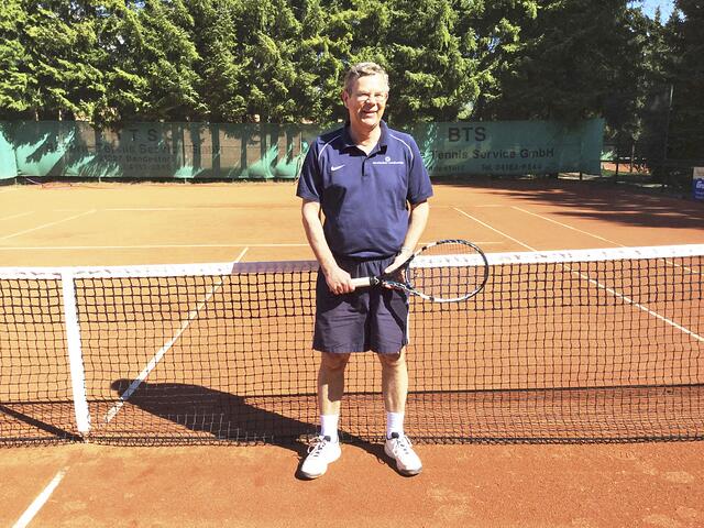 Das Tennisspielen beim TC Seppensen - Nordheide sorgt für die Fitness. Die "Rückhand Gottes" von Hans-Werner Abraham ist im Verein gefürchtet  | Foto: Privat