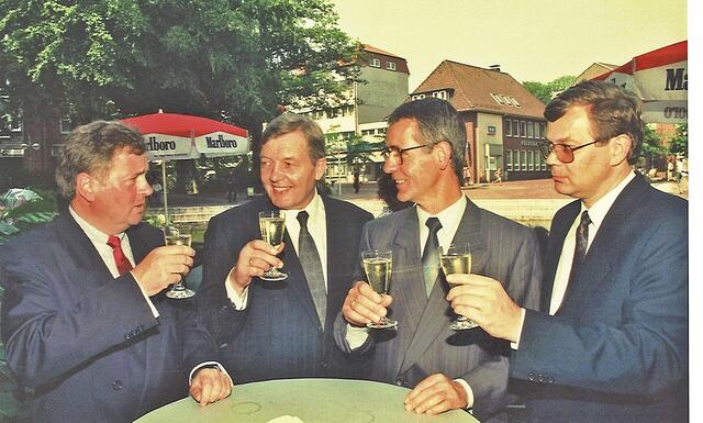 Rückblick auf das 25-jährige Jubiläum der Kanzlei im Jahr 1992 (v.li.): Die Rechtsanwälte und Notare Gustav Heins, Herbert Helmrich († 2017), Rolf Heinbockel und Hans-Werner Abraham. Im Hintergrund das alte Volksbankgebäude und die "Kanzlei am Marktplatz"