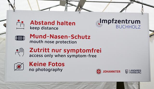 Anweisungen vor dem Betreten der Impfstrecke | Foto: bim