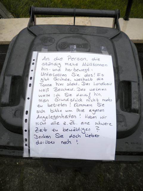 Jetzt klebt ein Brief auf der Tonne Fotos: Walder
