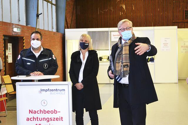 Dr. Bernd Althusmann (re.) mit DRK-Kreisbereitschaftsführer Jan Bauer und Annerose Tiedt, Leiterin des Fachbereichs Ordung beim Landkreis | Foto: bim