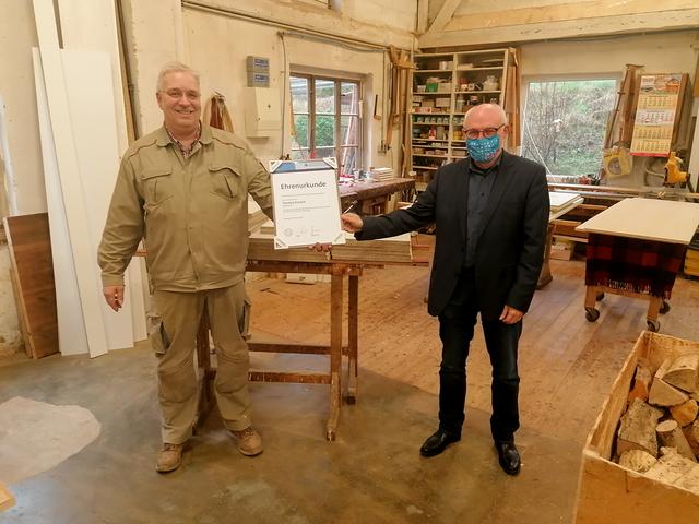 Stolz empfängt Torsten Kunert (li.) die Ehrenurkunde von Handwerkskammer-Hauptgeschäftsführer Eckhard Sudmeyer Fotos: thl