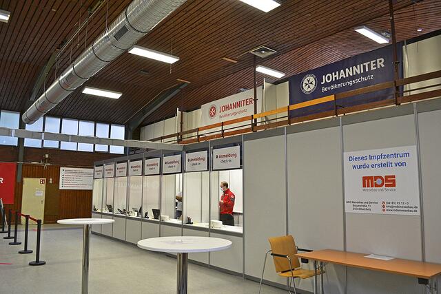 Blick in das Impfzentrum in der Buchholzer Schützenhalle | Foto: bim