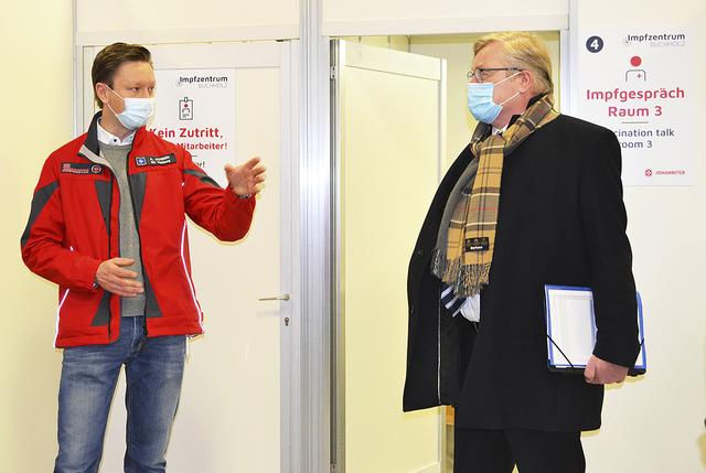 Alexander Jansen, Kreisbereitschaftsführer der 
Johanniter (li.), erläuterte die Impfstrecke  | Foto: bim