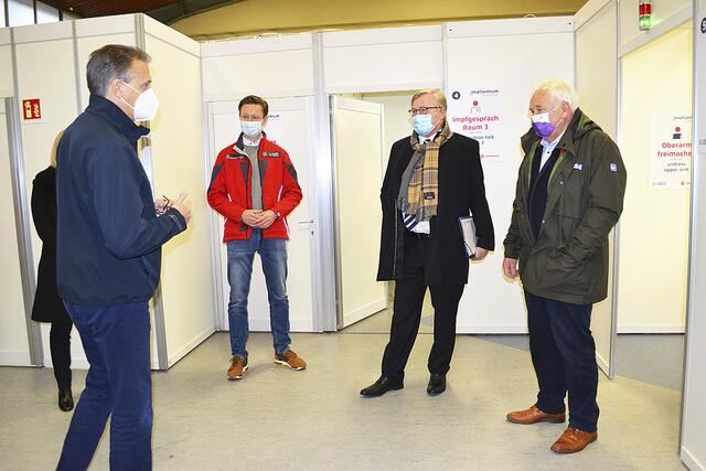 Dr. Jörn Jepsen und Alexander Jansen (v. li.) appellierten an Minister Dr. Bernd Althusmann und den CDU-Landtagsabgeordneten Heiner Schönecke, auch Rettungssanitäter als Impfberechtigte zuzulassen | Foto: bim