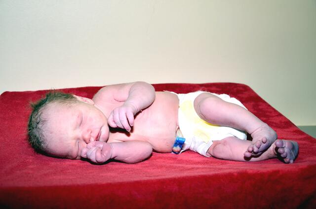 Neujahrsbaby Henri Jonathan auf seiner roten Decke