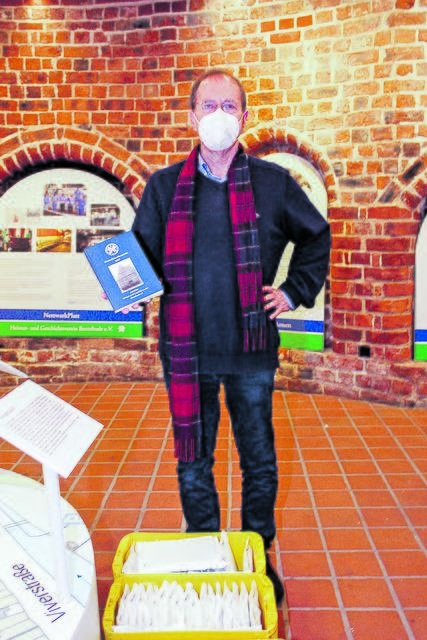 Kistenweise Literatur für Fans der Buxtehuder Geschichte:
Bernd Utermöhlen präsentiert die neue Schriftenreihe des Geschichts- und Heimatvereins Buxtehude