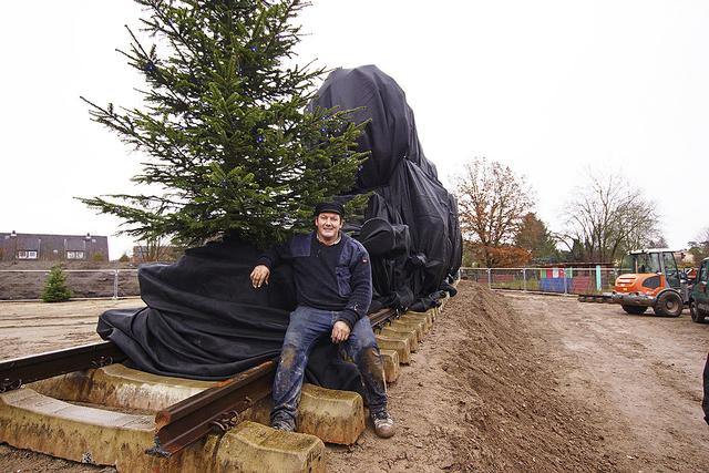 Für die nächsten Monate soll die Lok durch eine Abdeckung vor Vandalismus geschützt werden. Bauunternehmer Steffen Lücking appelliert an die Bürger, das auch zu beherzigen | Foto: Marco Gebser