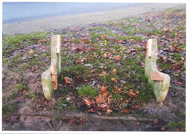 Nur noch traurige Reste übrig: die zerstörte Bank vor dem Spielplatz am Gartenweg in Tespe