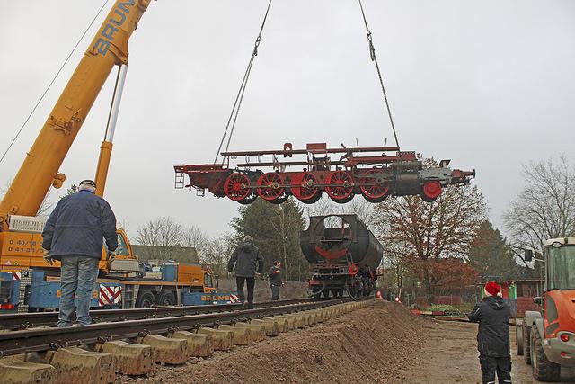 Mit dem Kran wurden die tonnenschweren Loks auf die Schienen gehoben | Foto: sv