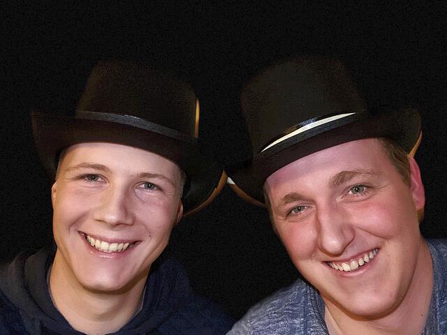 "Mudder" Niels-Dennis Niemann (li.) und „Vadder“ Daniel Gruel führen die Narrenschar ein Jahr weiter