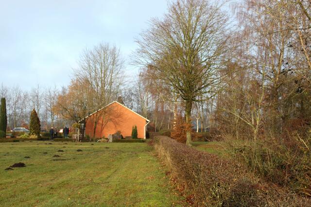 Zurzeit ist diese Friedhofsfläche hinter der Kapelle ungenutzt | Foto: sb