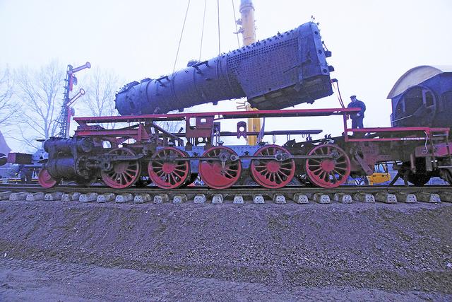 Der Kessel der Lok 528077 wird auf das Fahrwerk der Lok 528064 gesetzt | Foto: Marco Gebser