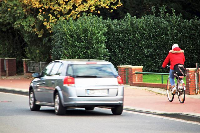 Viele Radfahrer fühlen sich sicherer, wenn sie in der Schölischer Straße nicht auf der Fahrbahn unterwegs sein müssen