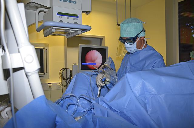 Die Verkleinerung der Prostata mit dem Laser kann der Patient meist in einer Vollnarkose verschlafen