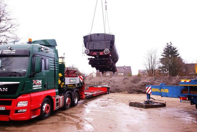 Mit dem Kran werden die tonnenschweren Lok-Teile von den Tiefladern auf die Schienen gehoben | Foto: Marco Gebser