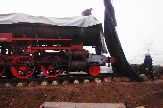 Die Lok wird verhüllt | Foto: Marco Gebser