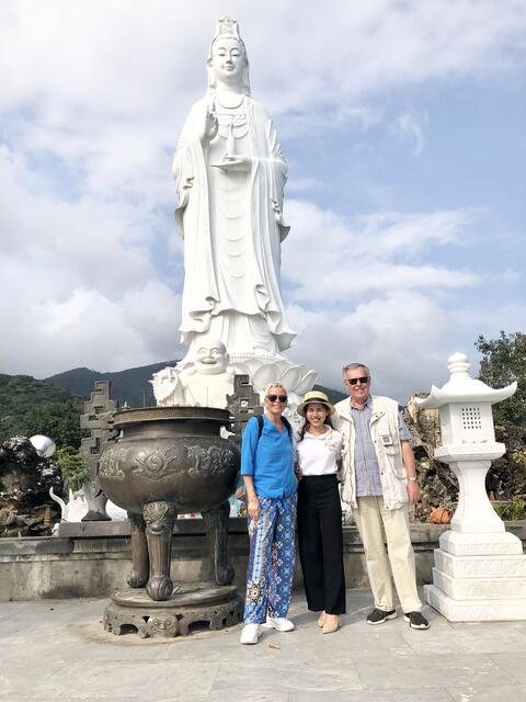 Như zeigte ihren Pateneltern aus Klecken den Tempel der Lady Buddha in Đà Nẫng | Foto: Sund/Scholz/Thi